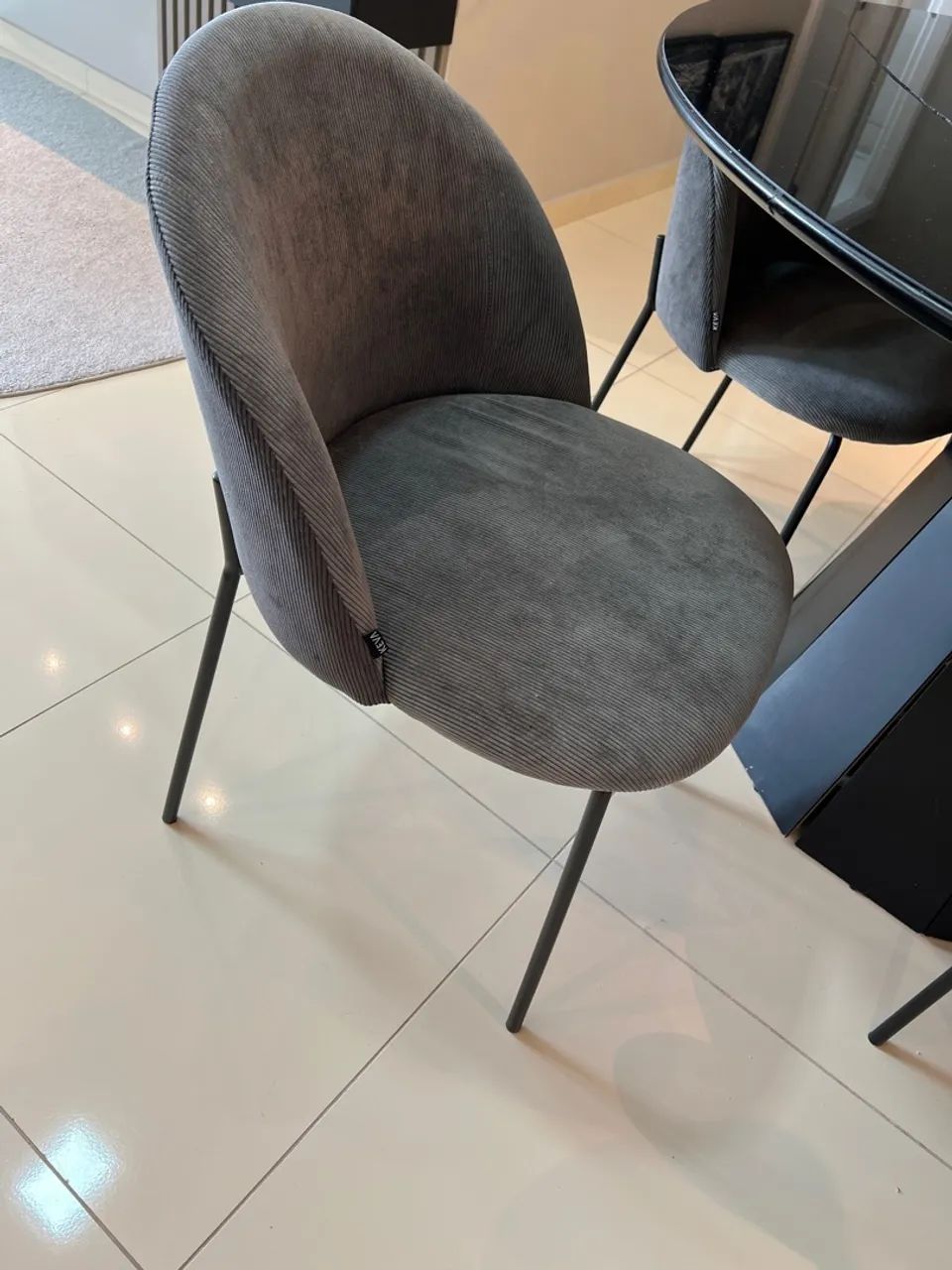 Mesa de jantar redonda em vidro preto e 5 cadeiras estofadas de jantar   - Foto 3