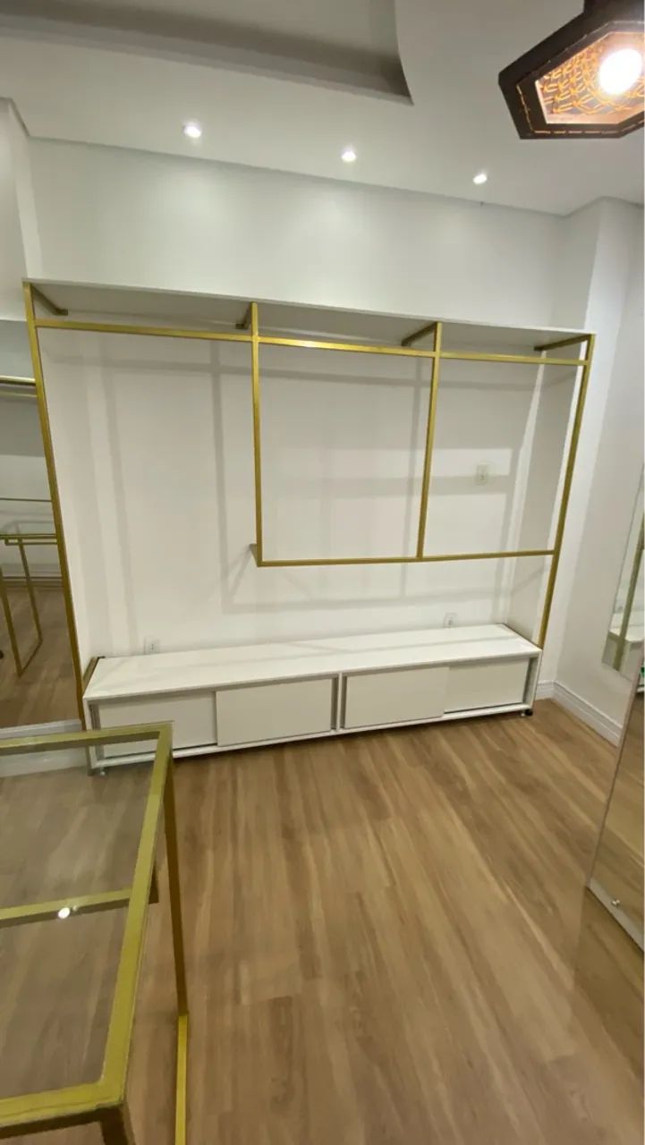 Araras de Roupas Dourada Moderna - Foto 4