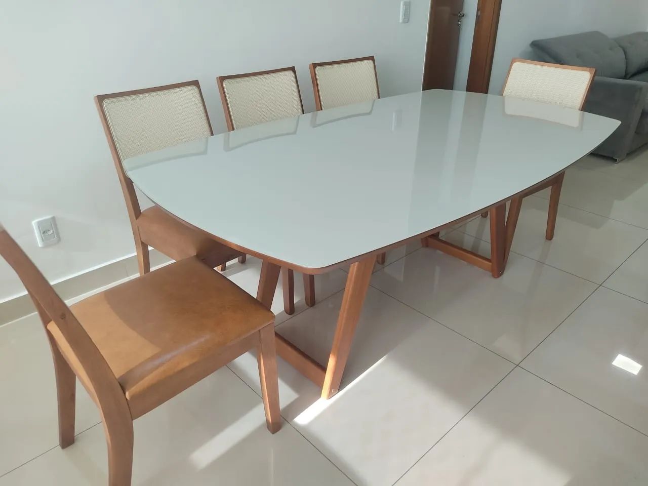 Mesa de Jantar Elegante com 8 Cadeiras resistente de madeira 