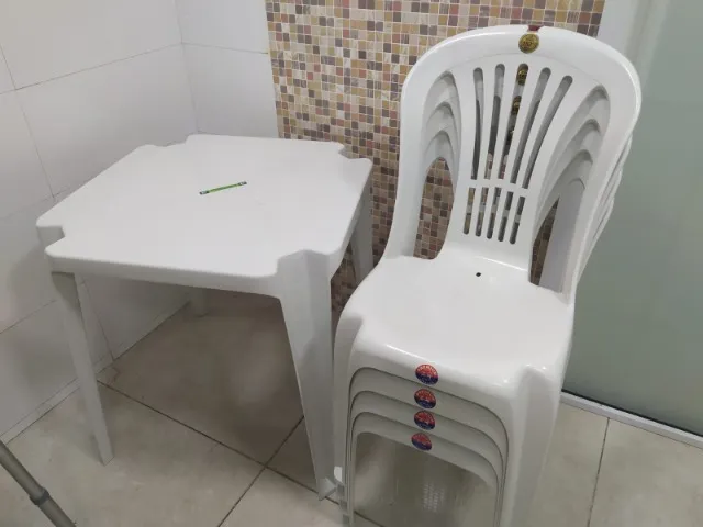 CONJUNTO DE MESA E 4 CADEIRAS (PREMIUM BISTRÔ) NA COR BRANCA