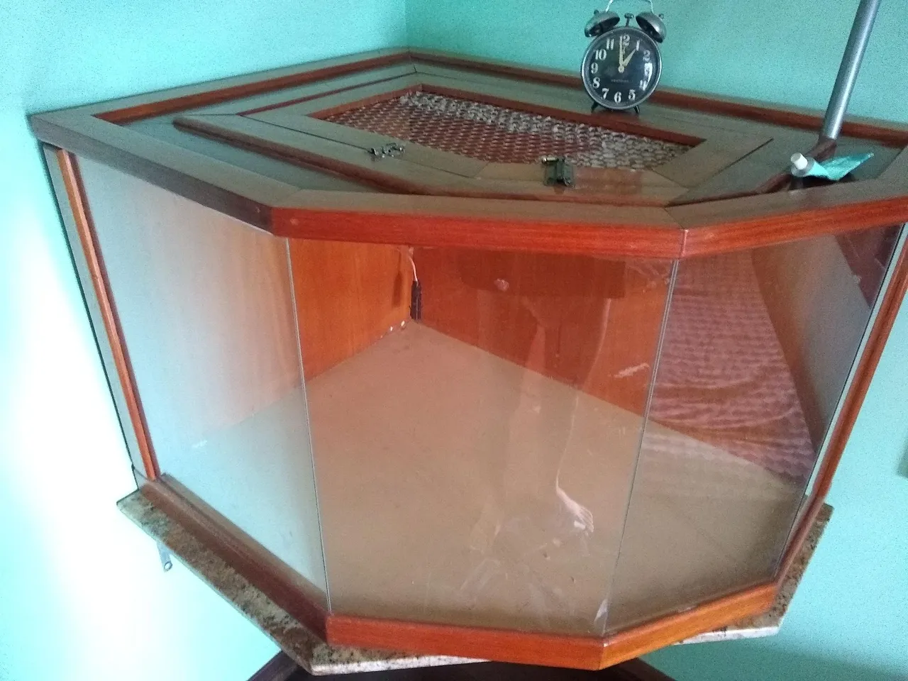 Rack de canto em madeira com vidro
