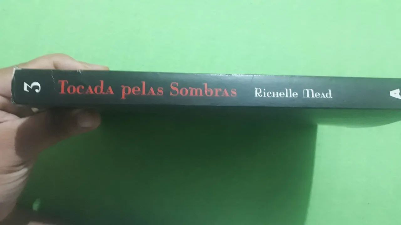 Academia de Vampiros - Tocada pelas Sombras - Richelle Mead - Foto 3