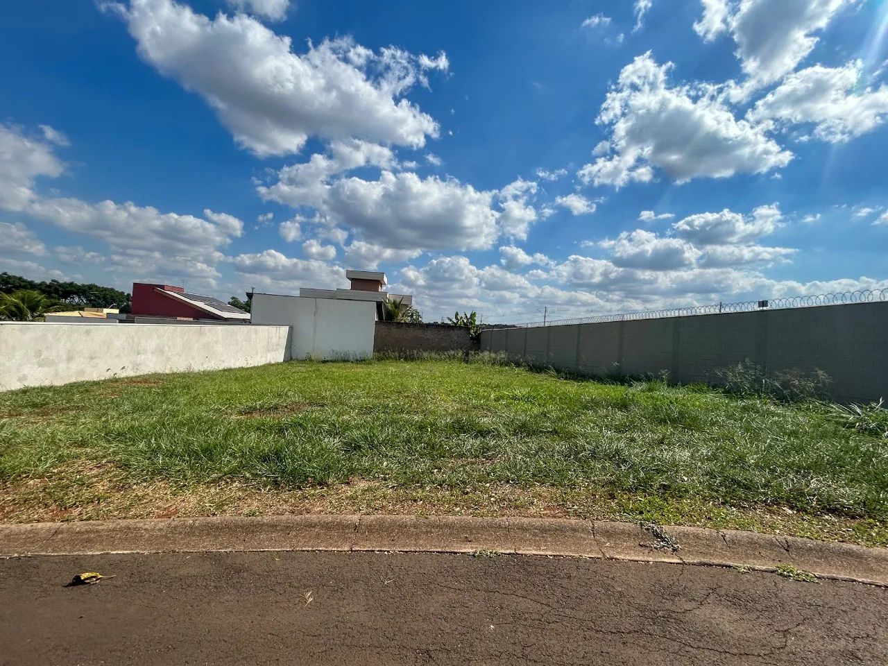 Terreno em Condomínio à Venda em Paulínia-SP, Bairro Jardim Fortaleza, 593,70 m² de Área