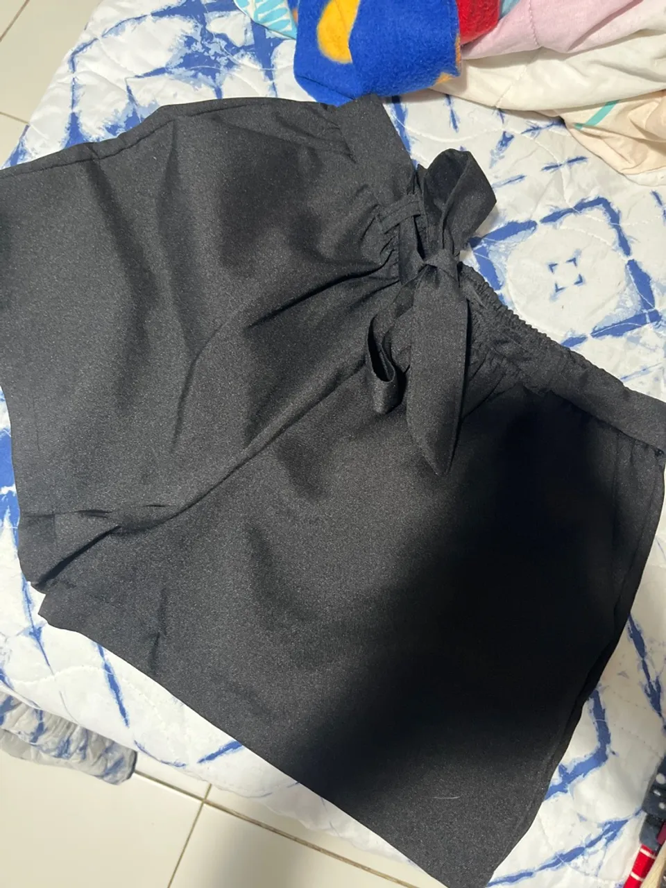 Shorts feminino preto com laço na cintura