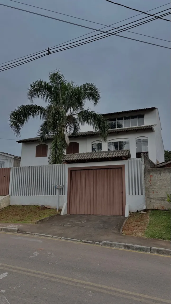Sobrado amplo à venda em Colombo