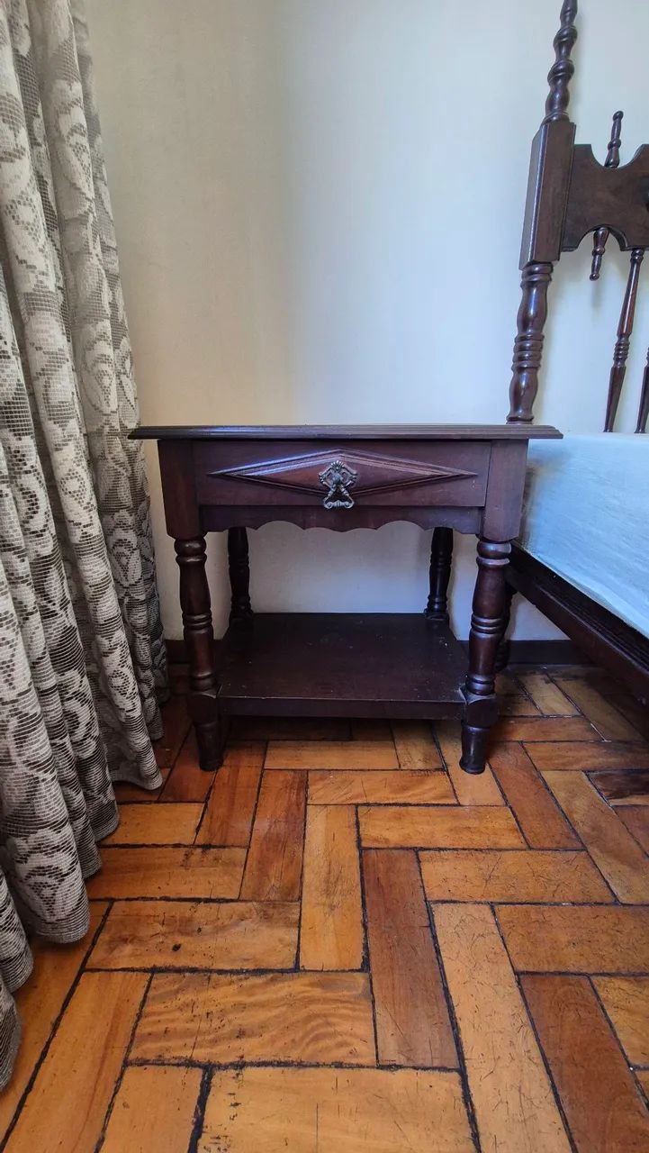 Conjunto de quarto de casal antigo em madeira maciça - Foto 3