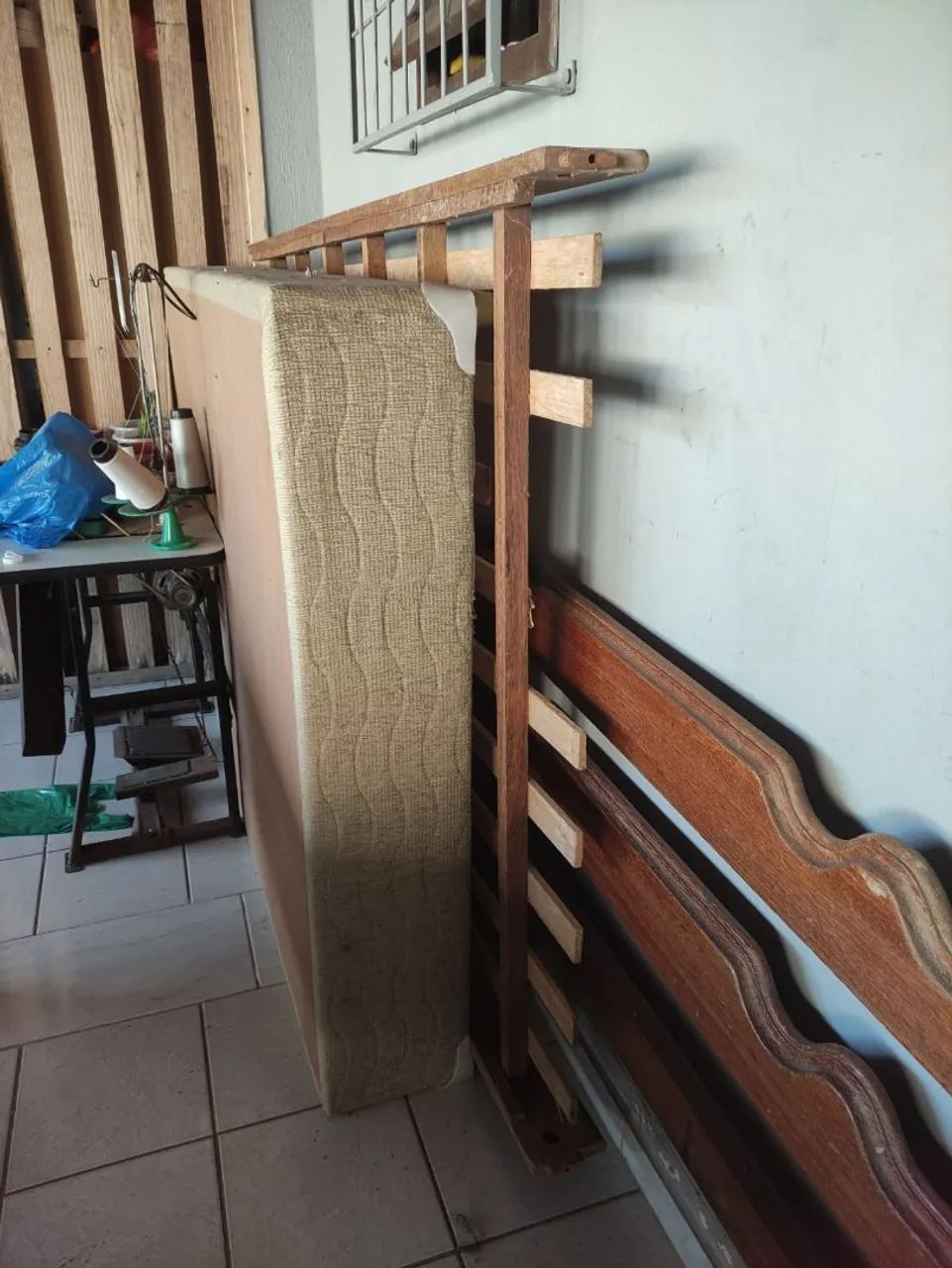 Cama de casal de madeira+ duas bases de cama box (sem colchão)