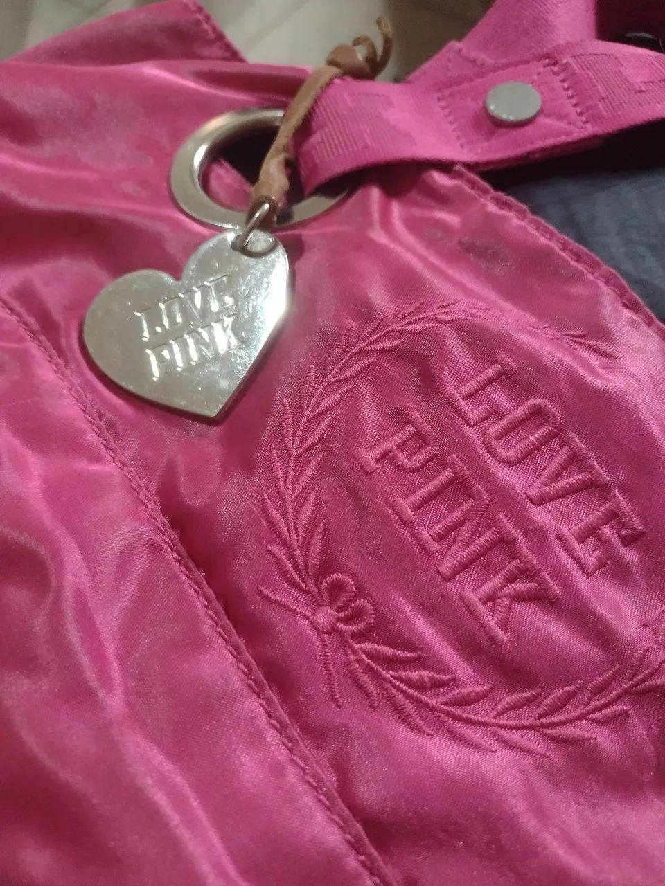 Vendo linda bolsa em cetim pink Victoria's secret  - Foto 4