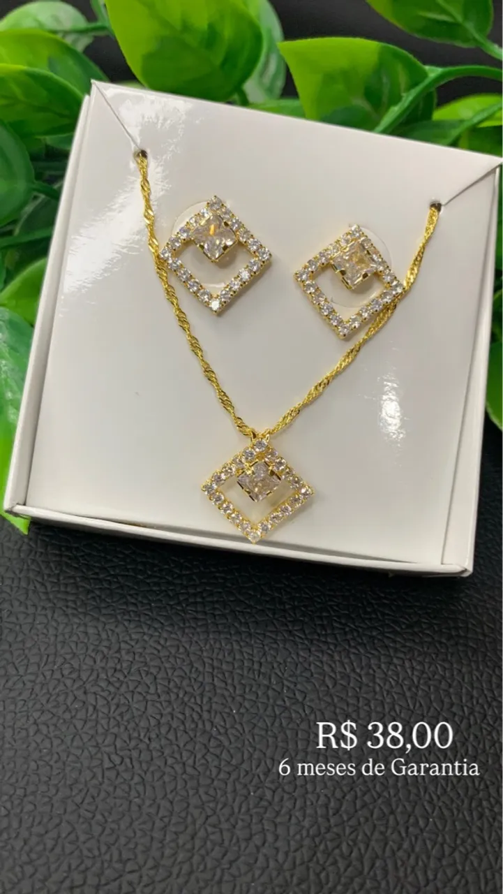 Conjunto de colar e brincos dourados com pedras