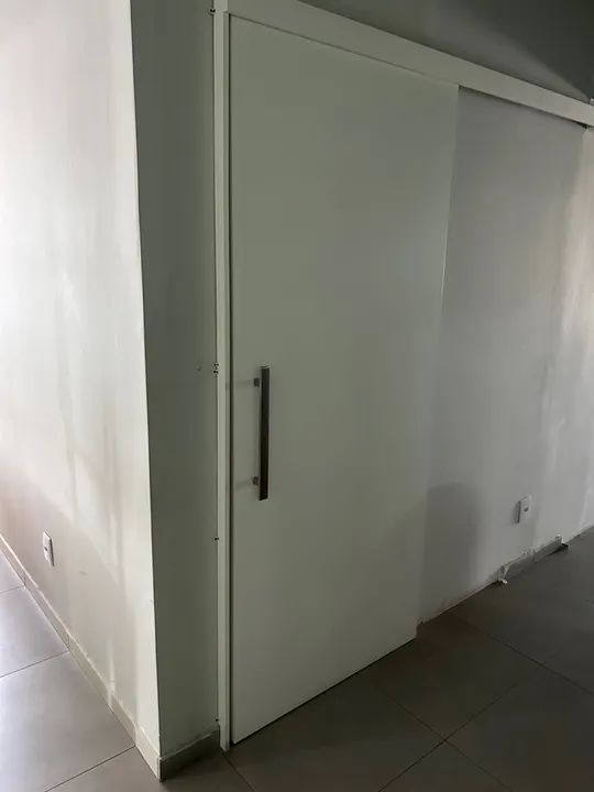 Porta de correr branca em ótimo estado