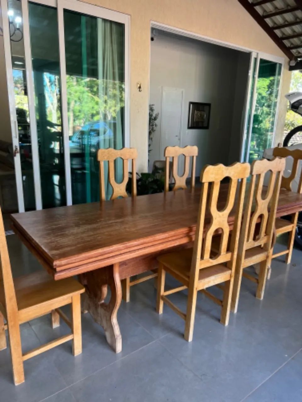 Mesa de madeira maciça, estilo rústica, com 6 cadeiras 