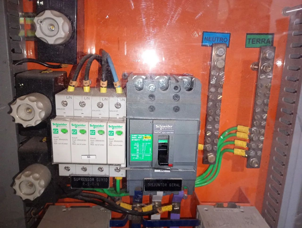 Quadro de Distribuição Elétrica65580468024450123