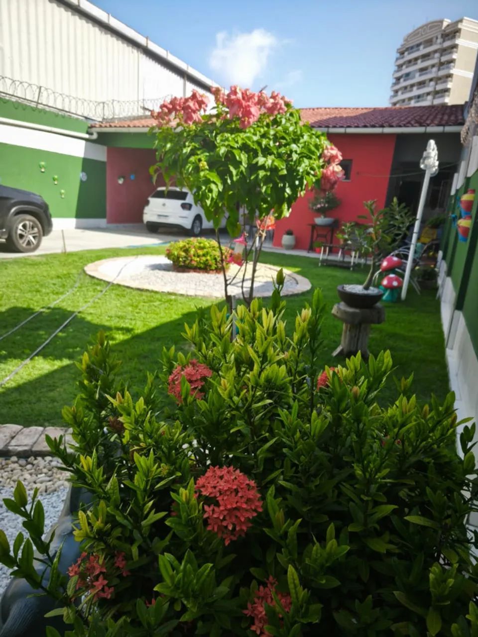 Casa com três suítes  - Cambeba - 336m²