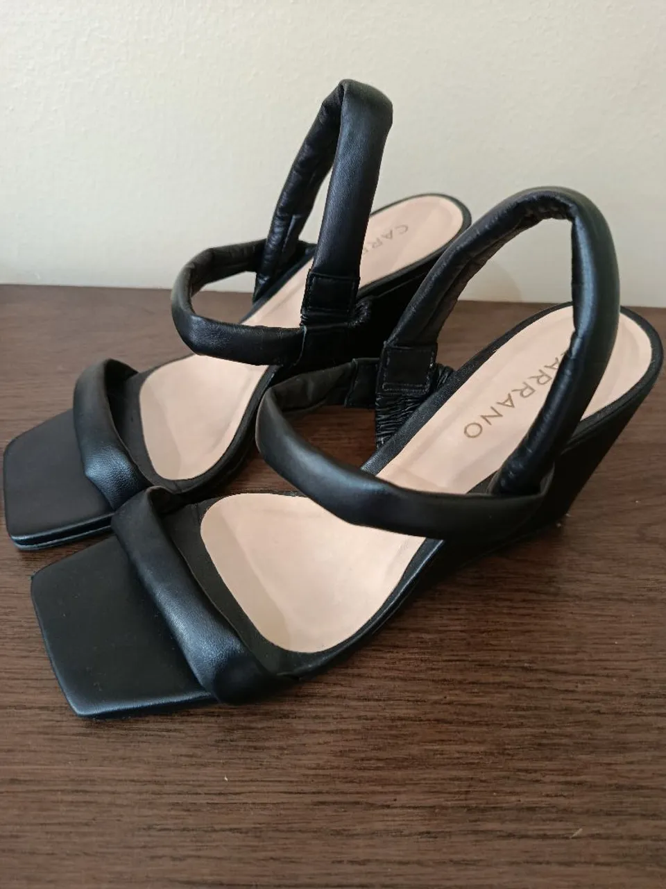 Sandália Carrano Preta - Elegância e Conforto