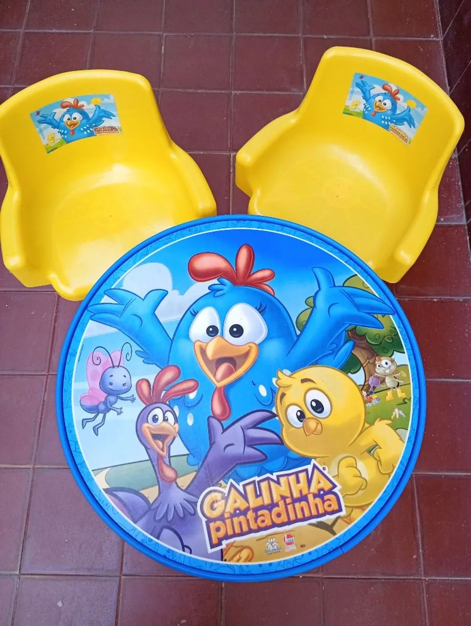 Mesa e cadeiras giratórias galinha pintadinha 