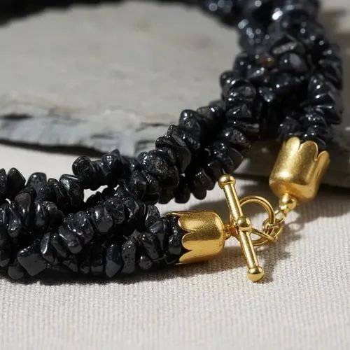 Colar de pedras cascalho preto, com presilha dourada - Foto 3