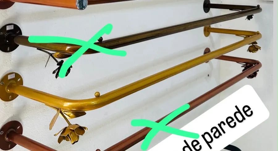 Arara de parede dourada 