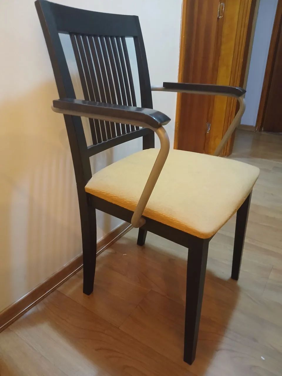 Cadeira com estofado bege - Foto 2