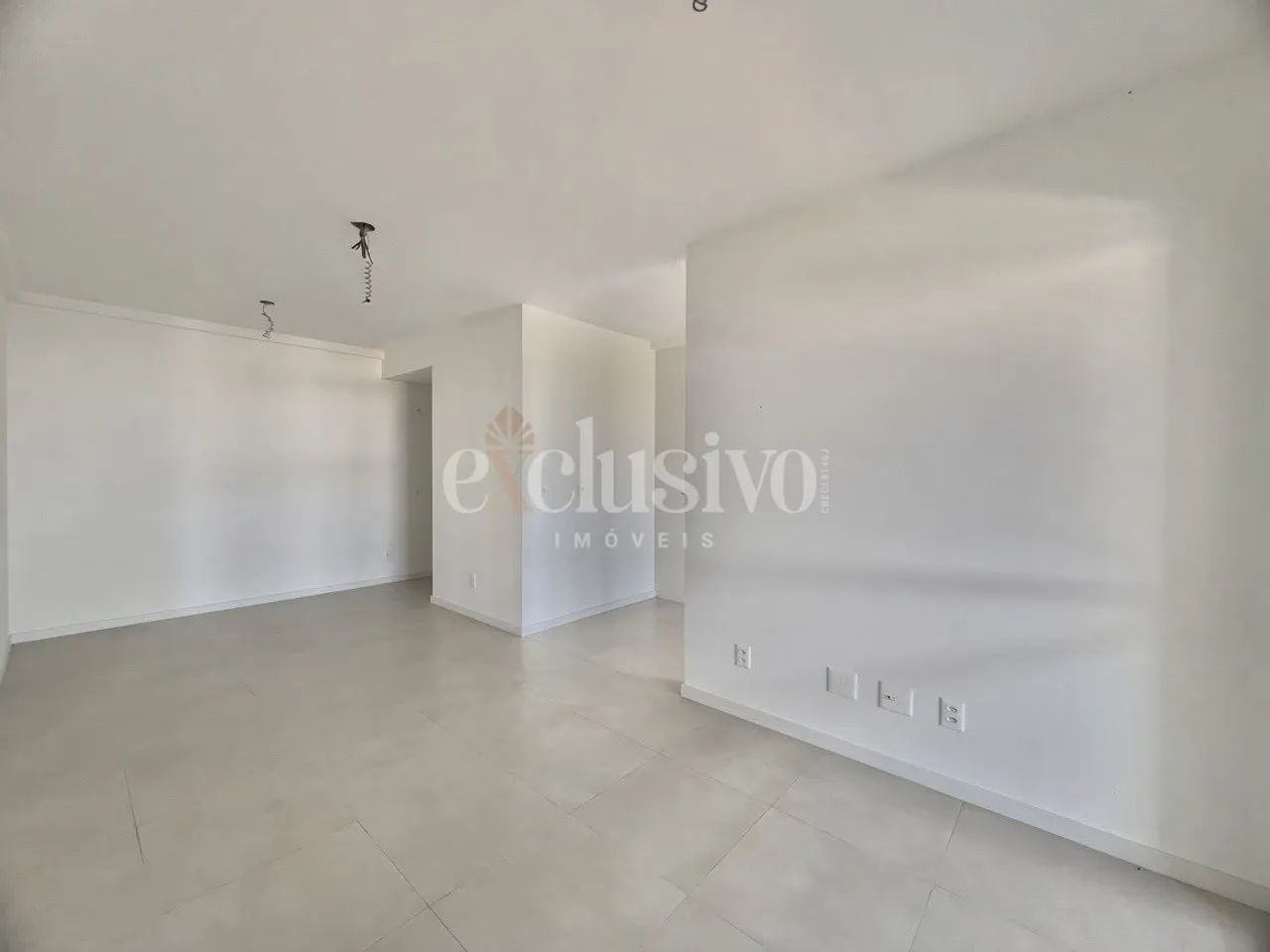 Apartamento com 2 Suítes e Lavabo no Estreito