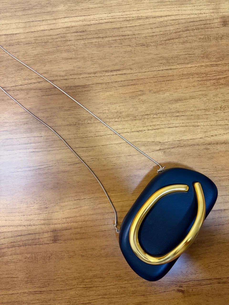Bolsa preta detalhe dourado nova (nunca usada) - Foto 2