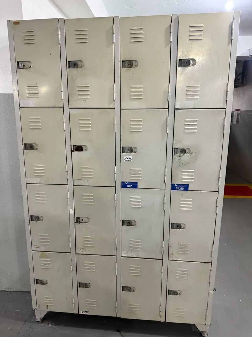 Armário roupeiro em aço 
