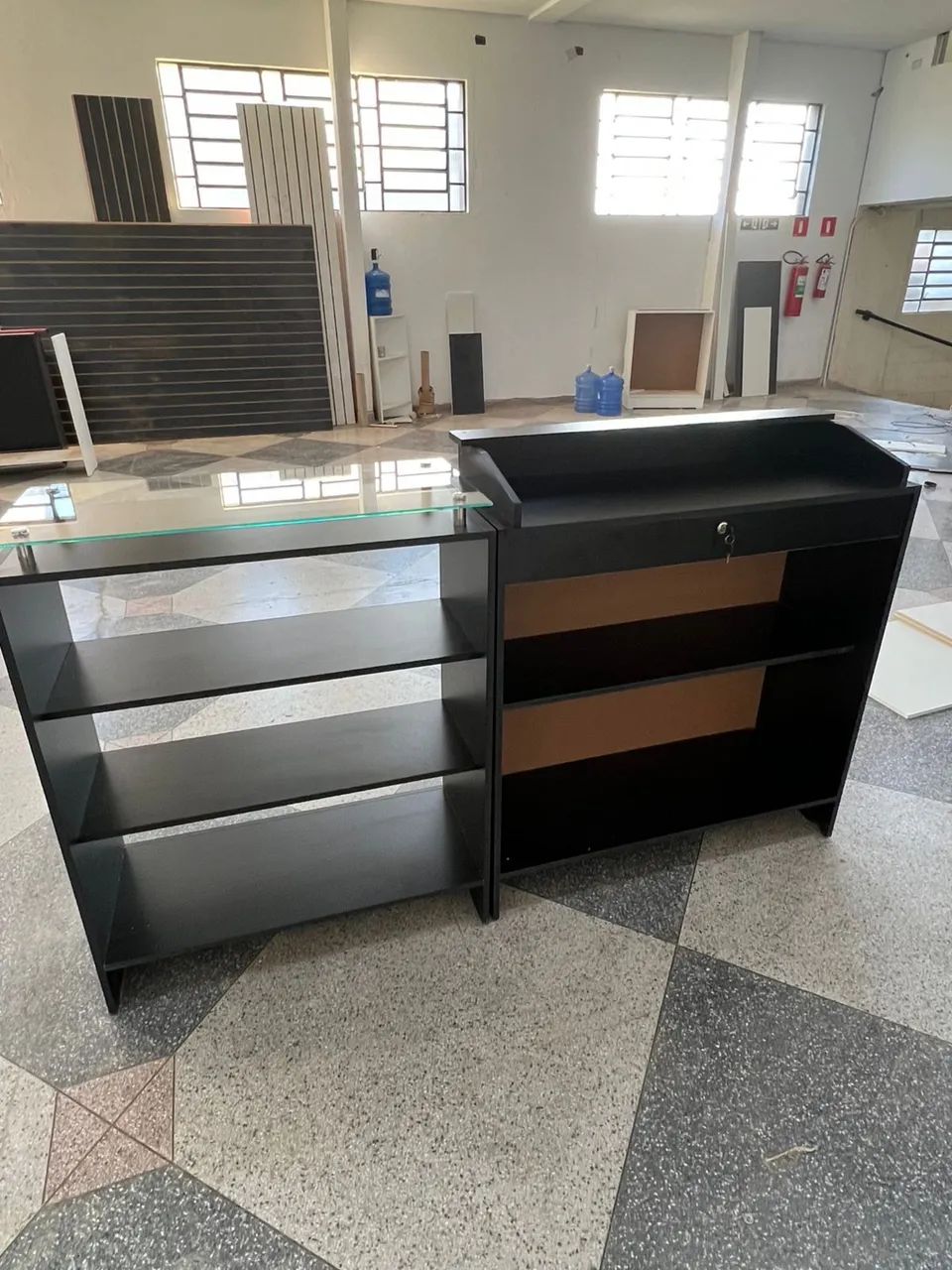 BALCÃO CAIXA + BALCÃO VITRINE COM TAMPO DE VIDRO  - Foto 2