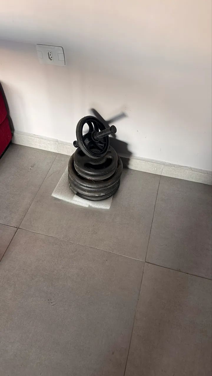 Kit Musculação com Banco, Barras, Halteres e Anilhas 80kg - Usado - Foto 3