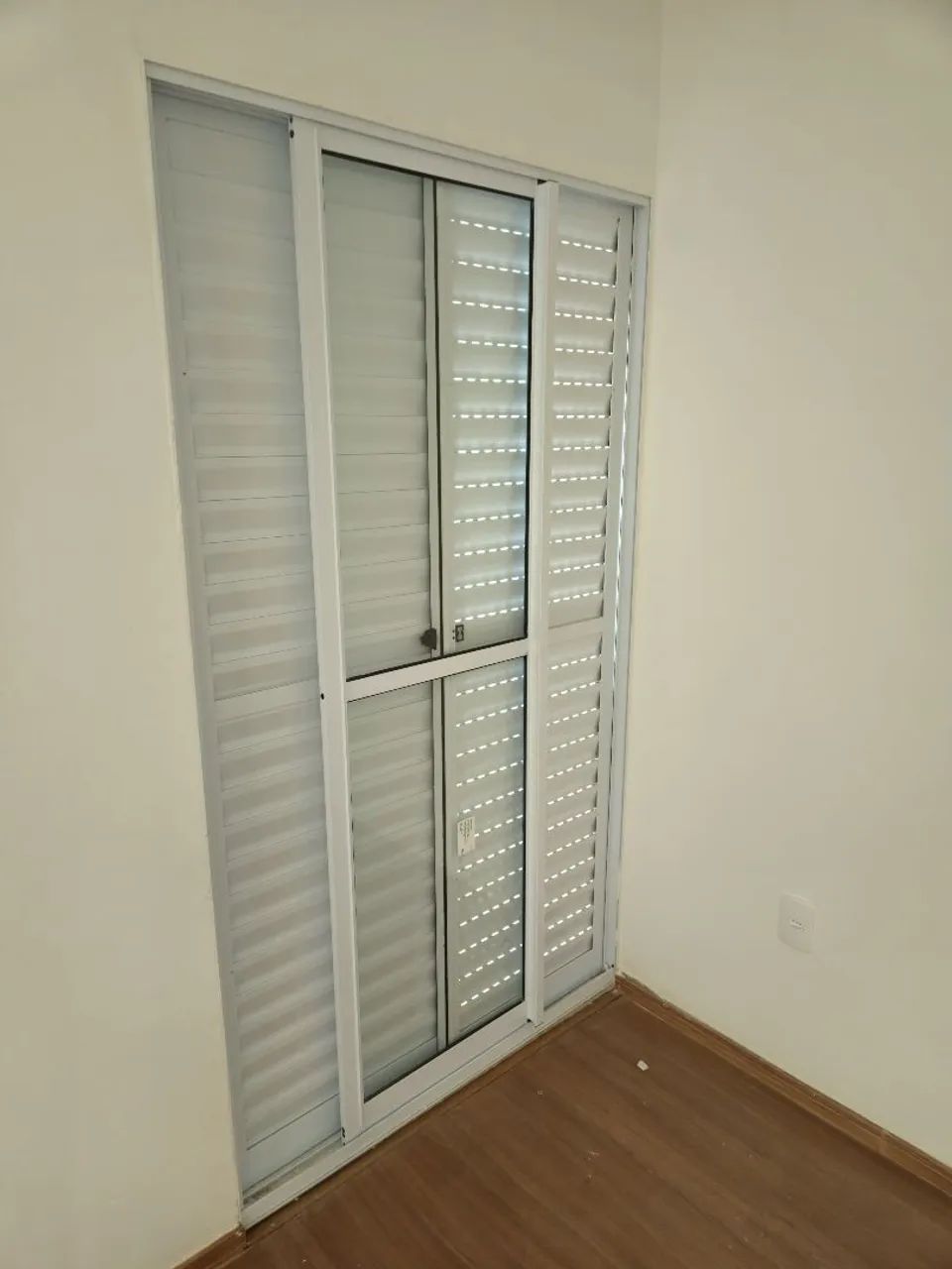 Porta balcão 1,60 x 2,20m em alumínio branco 