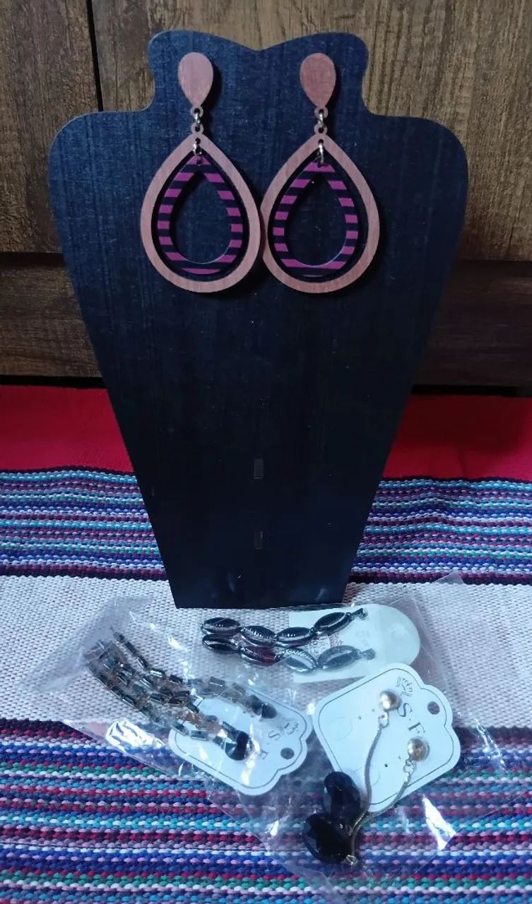 Kit com seis pares de brincos bijuterias variadas  - Foto 4