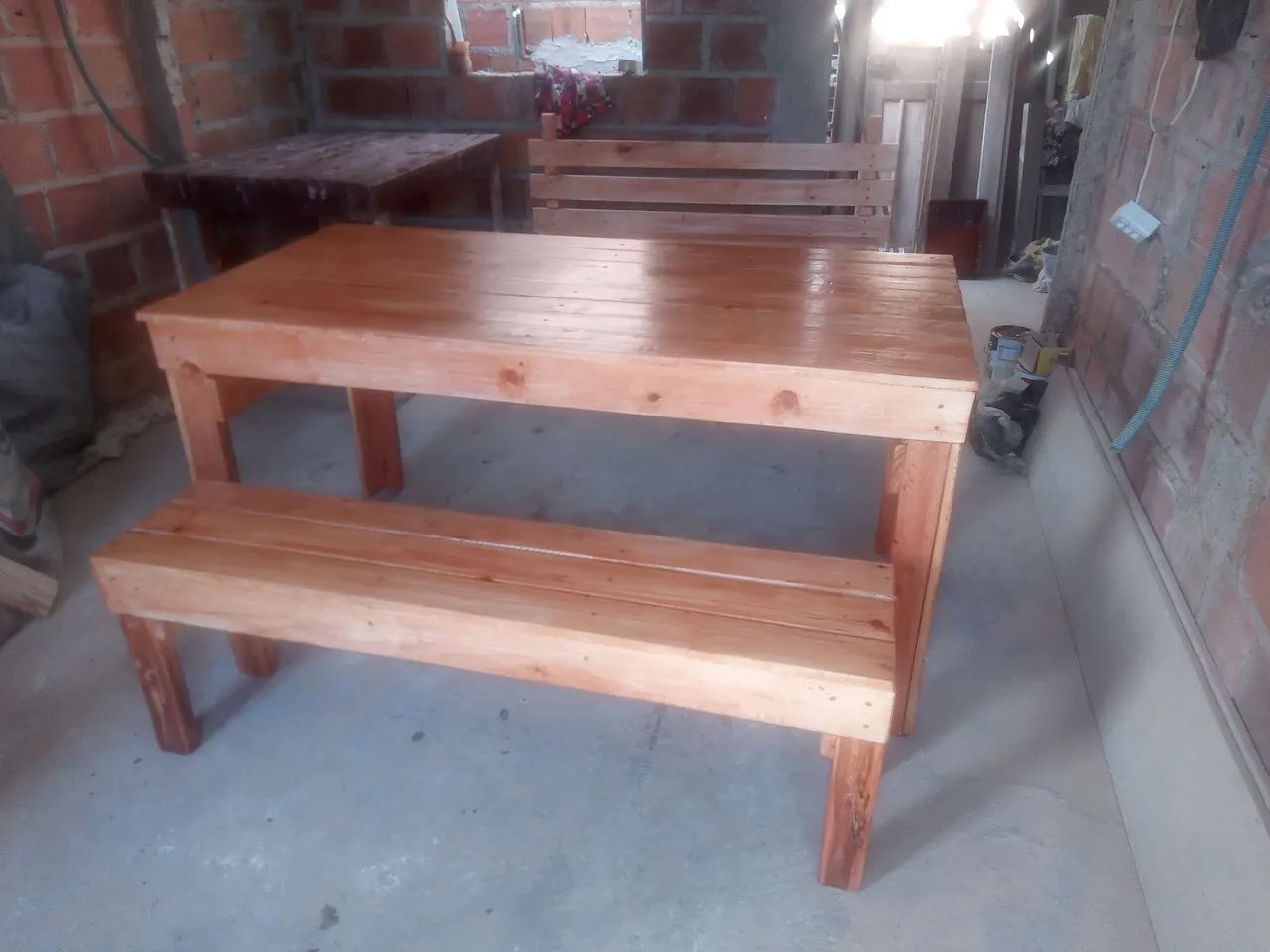 Mesa com dois bancos feito com madeira de Pinus nova