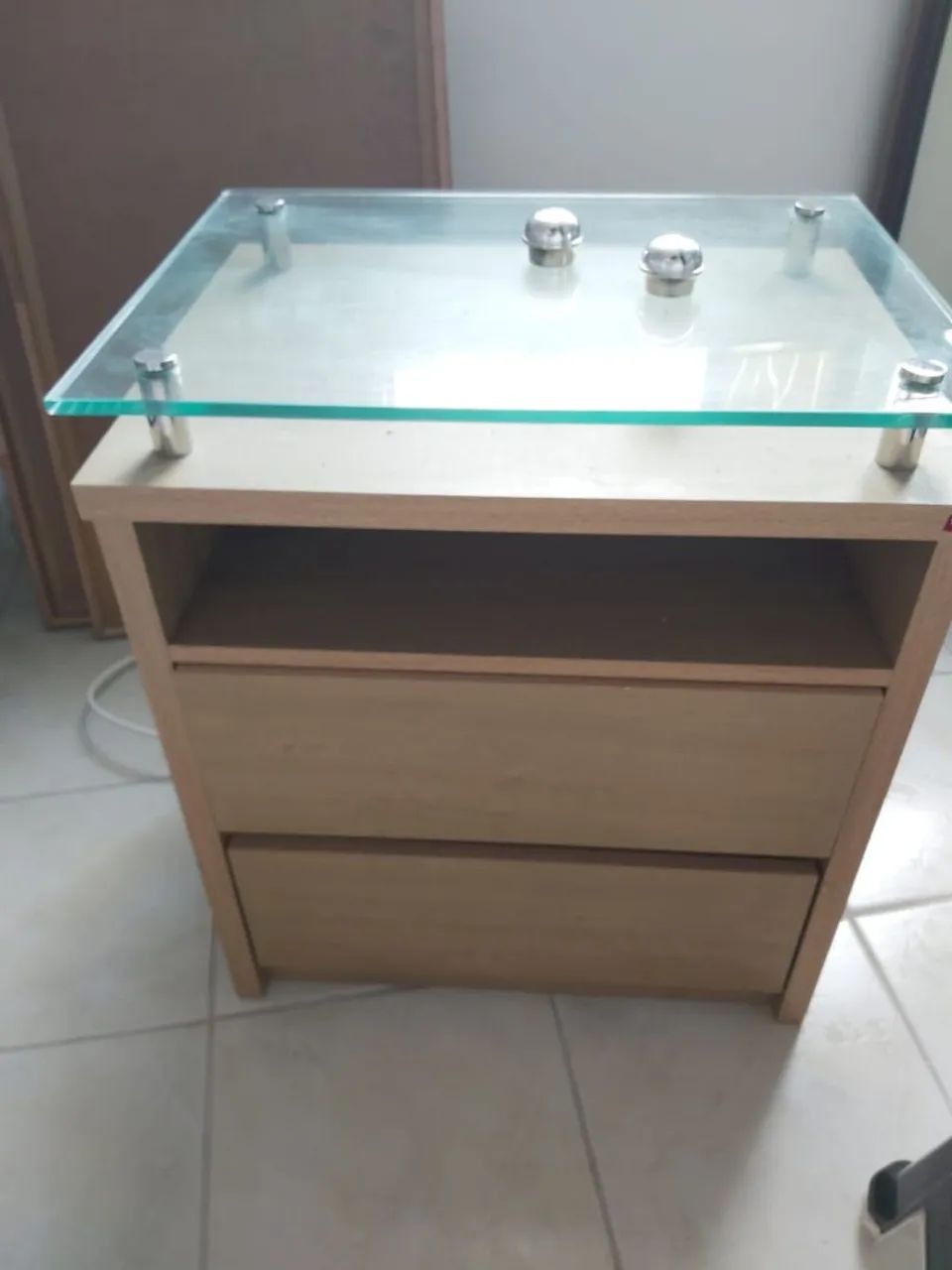 2 mesas de cabeceira