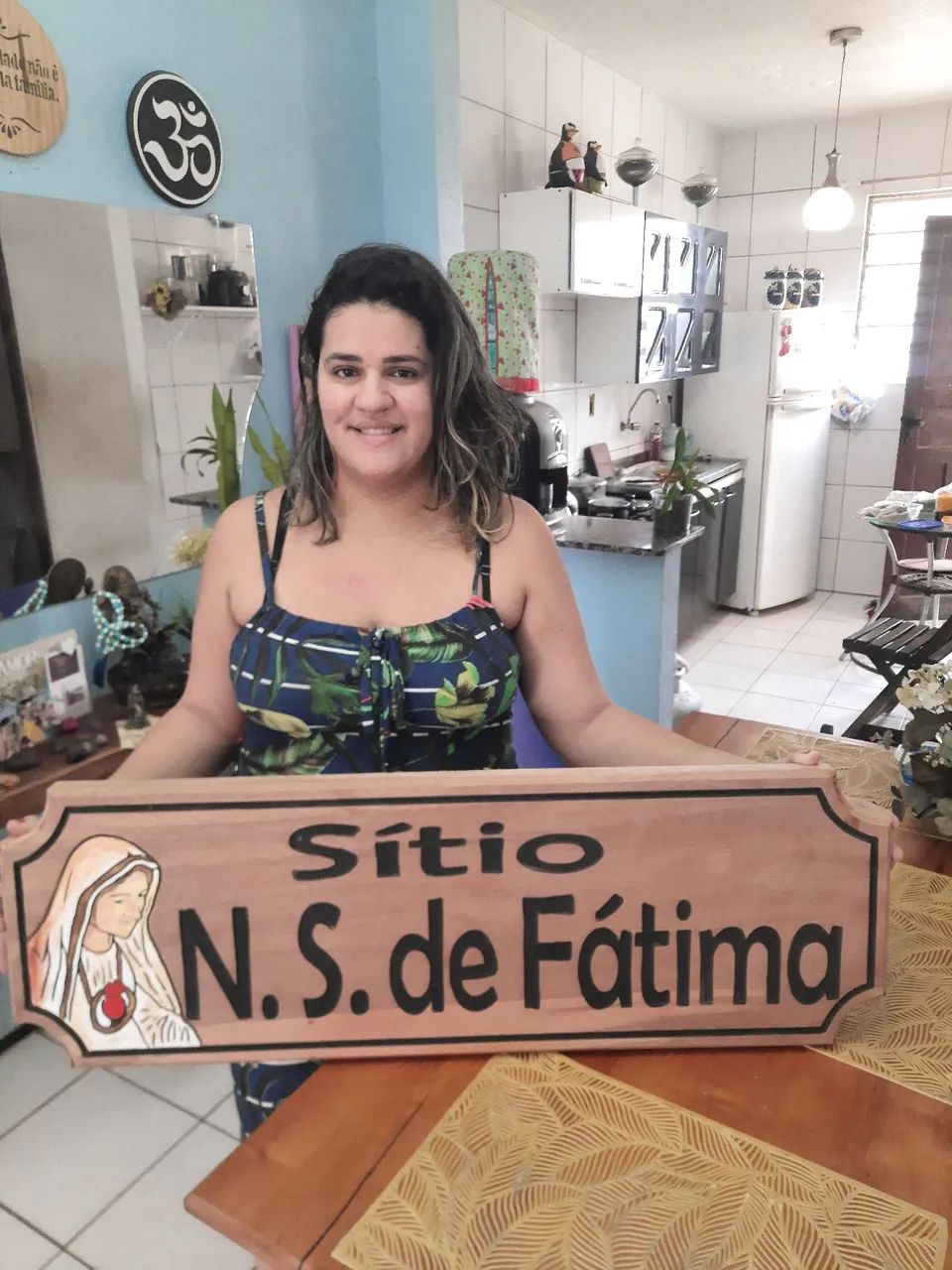 Placas entalhadas artesanalmente, diversos itens em madeira pra você
