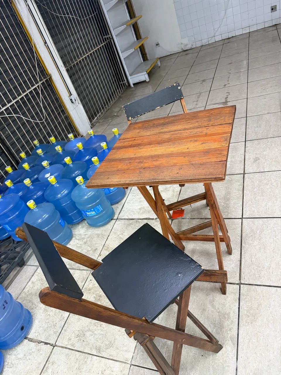 Mesa alta de madeira com duas cadeiras. Dois jogos. - Foto 2