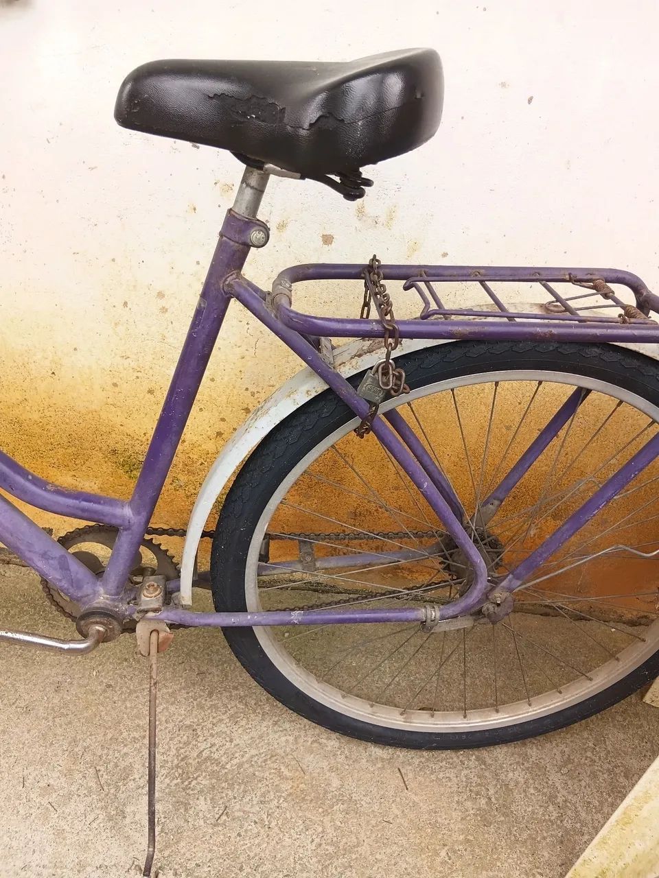 Bicicleta usada com pneu novo