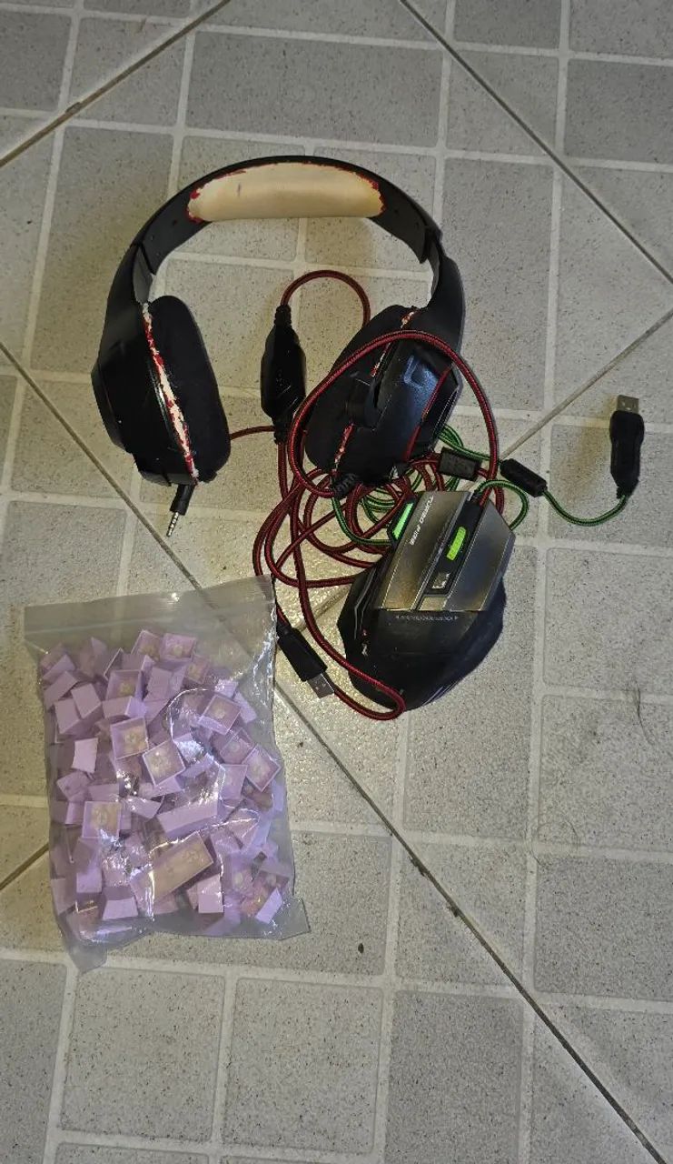 Fone, mouse e teclas de teclado mecânico 