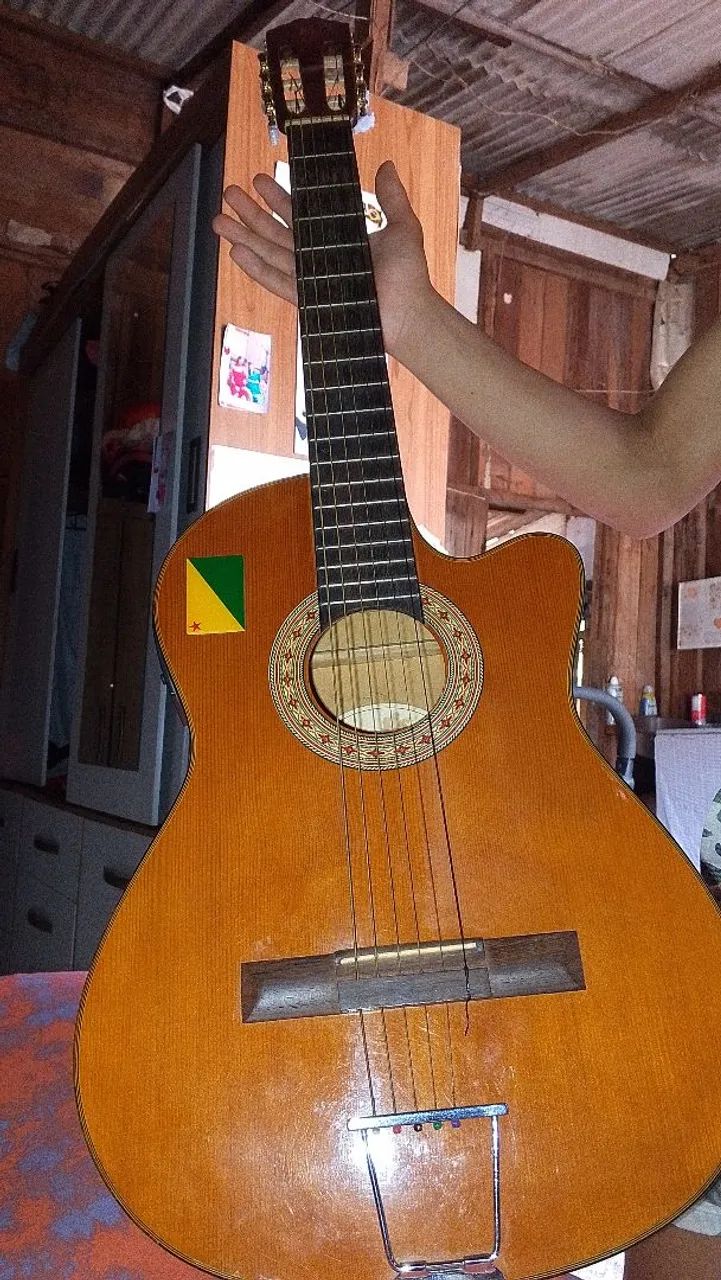 Vendo esse violão 