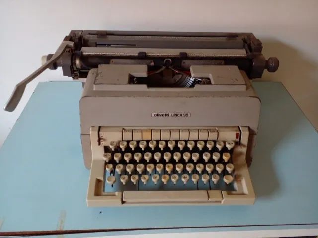 Máquina de Datilografar Olivetti Linea 98