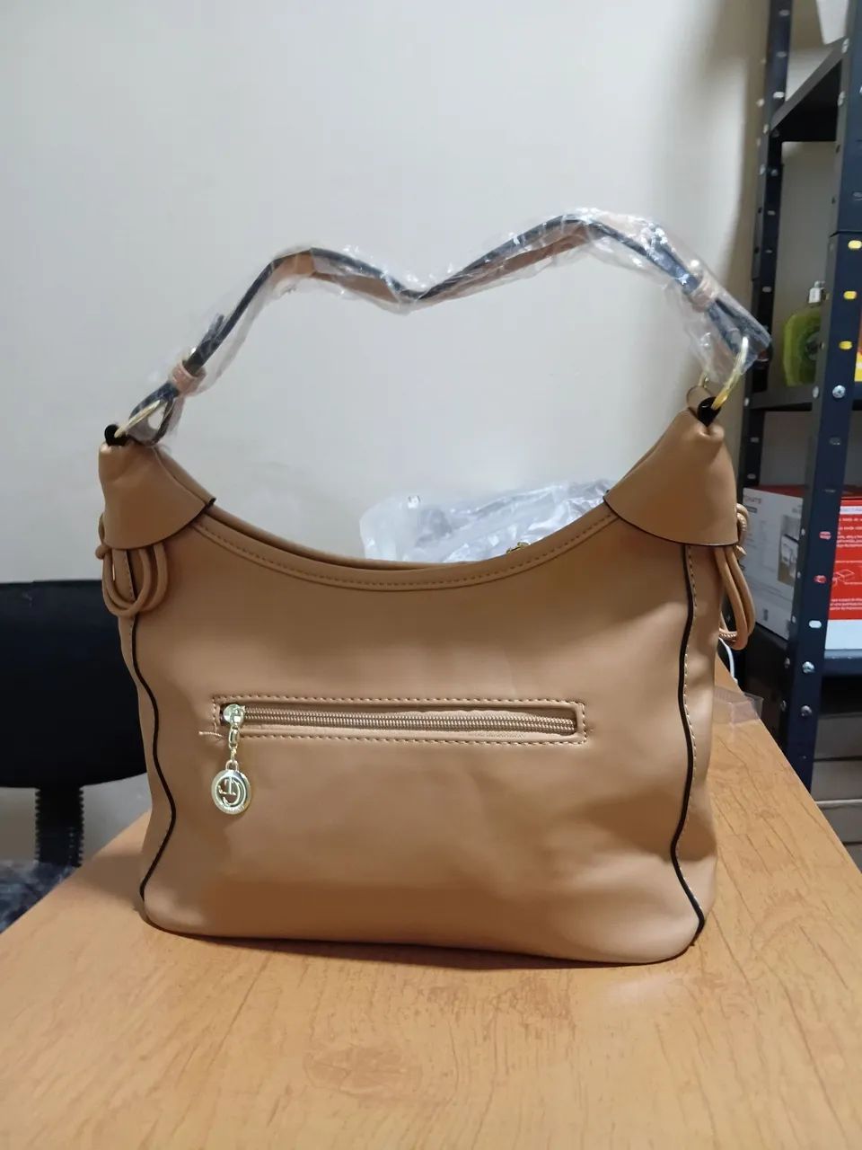 Bolsa marron  estilo meia lua - Foto 2