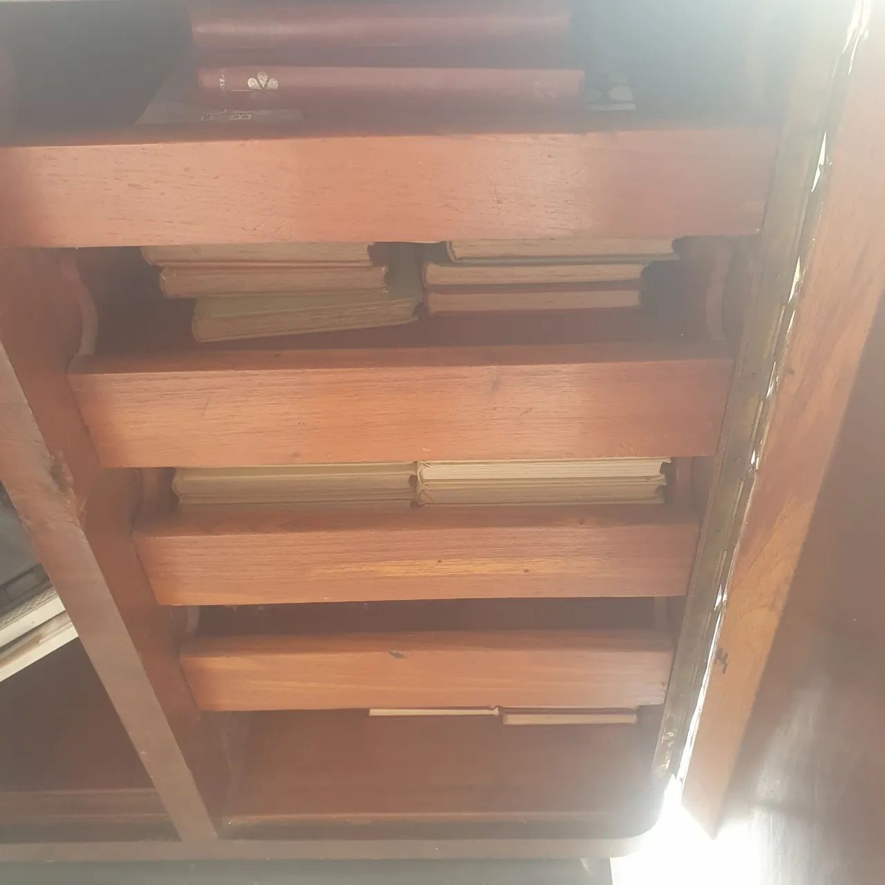 Comoda de imbuia 2 portas com prateleiras.  - Foto 2