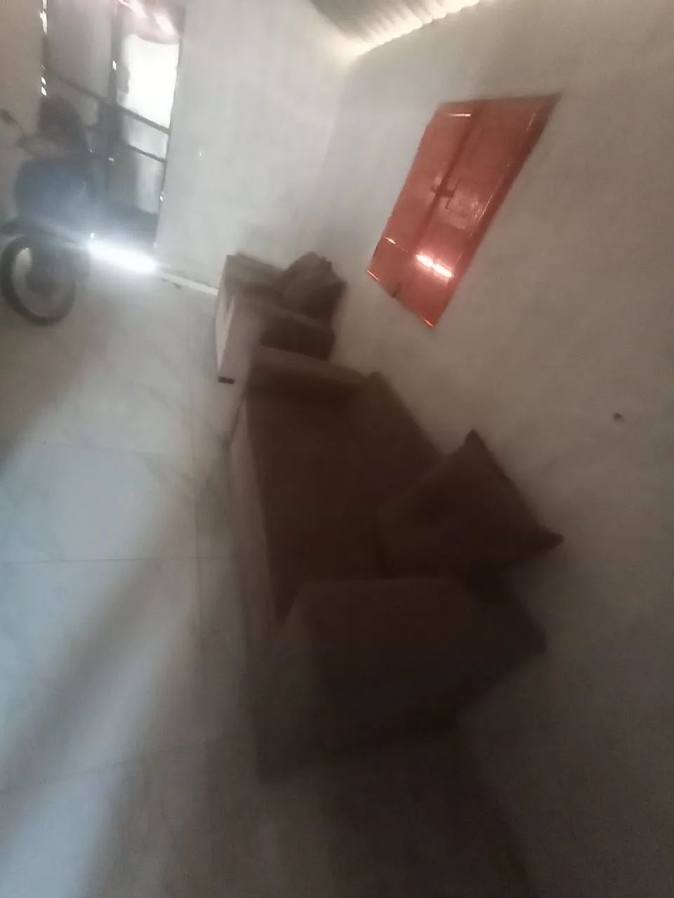 Uma mesa de janta de 6 cadeiras e uma sala de sofá  - Foto 5
