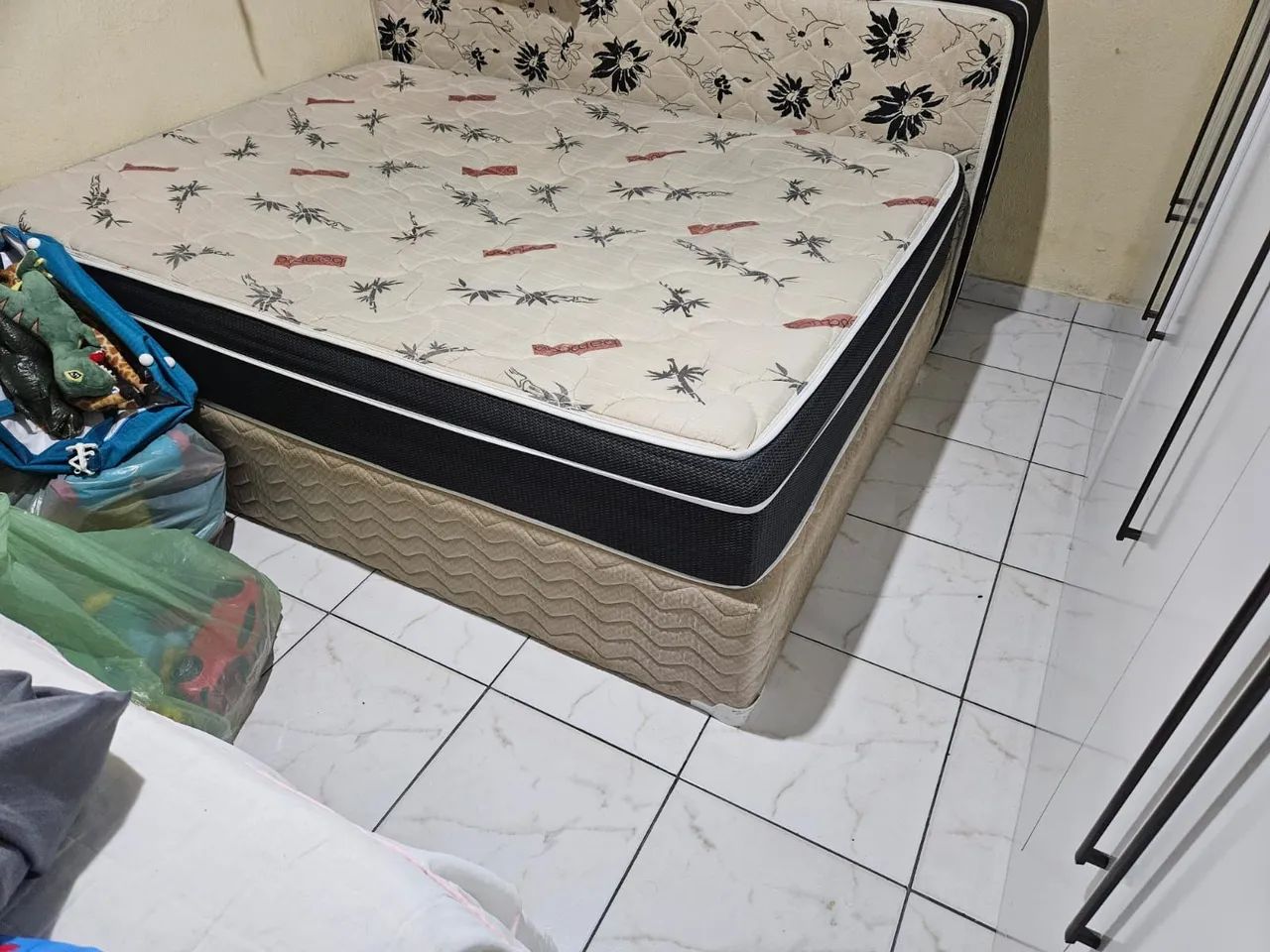 Vendo cama Box de casal com colchão e pés  - Foto 4