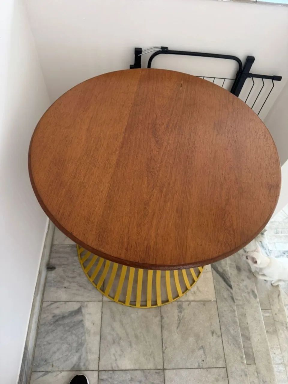 Conjunto Mesa Redonda de Madeira Maciça e com 4 bancos - Foto 2