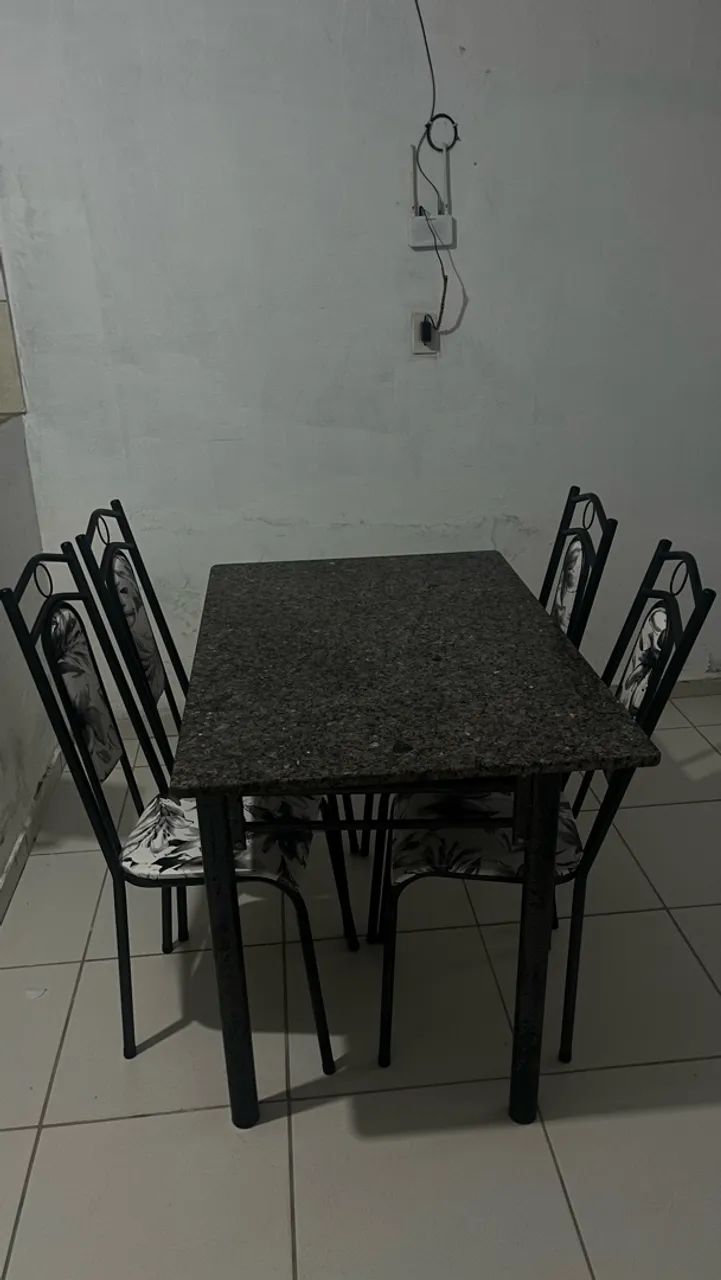 Mesa de mármore com 4 cadeiras em ótimo estado 