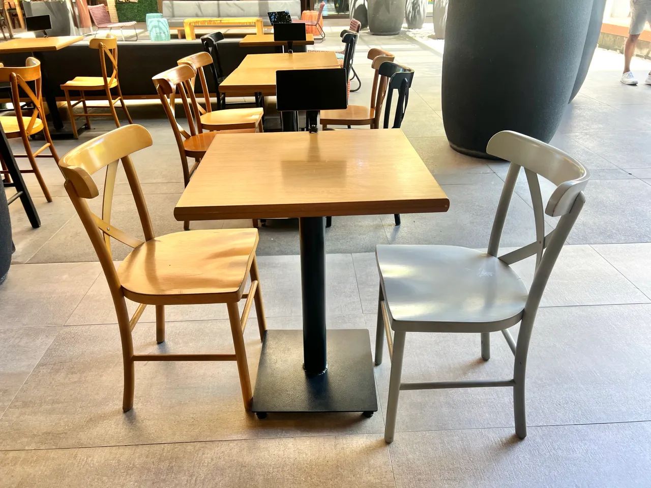 Jogo de mesa e cadeiras 