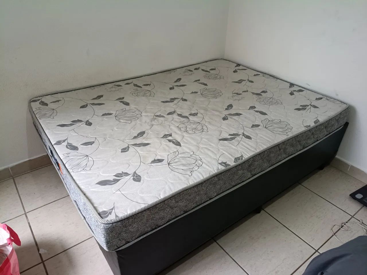 Cama box com colchão (não é baú) 
