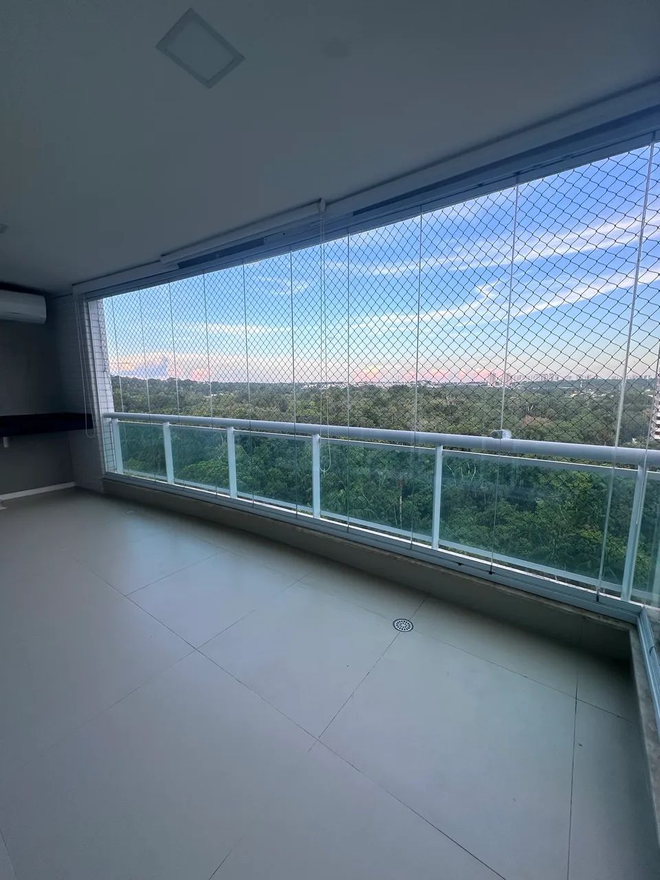 Vision semi mobiliado andar alto 
