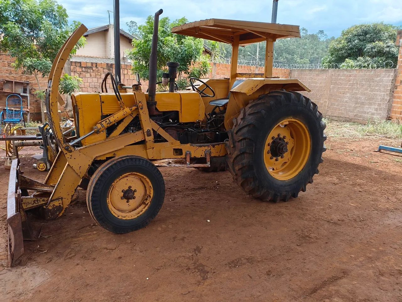Trator valmet 85id com lâmina 