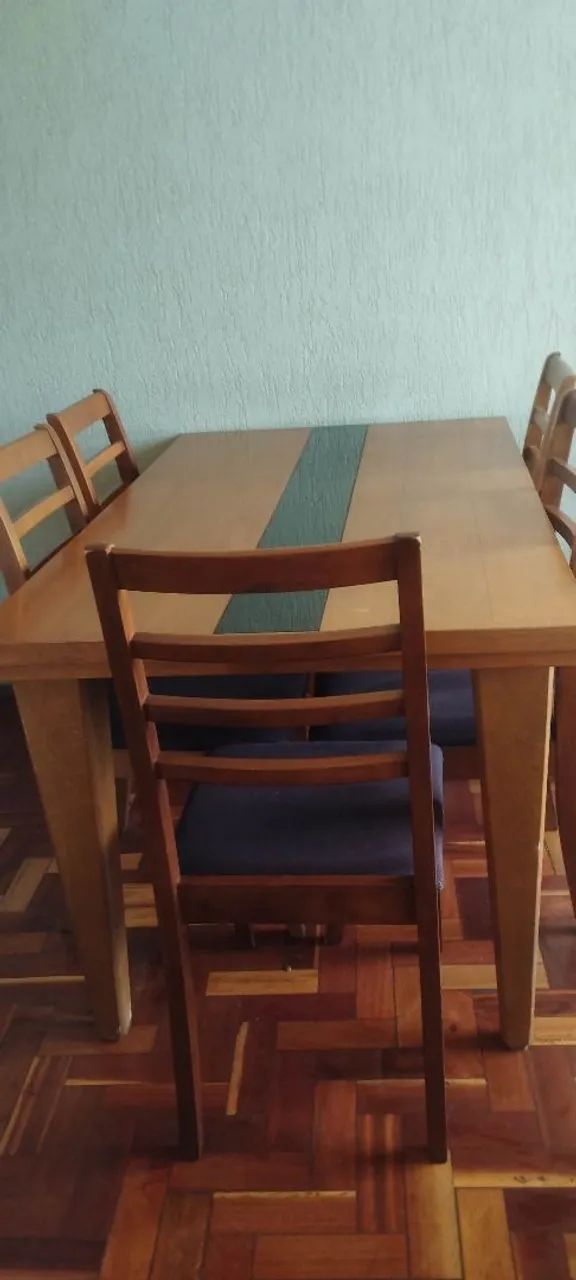Mesa de madeira com 06 cadeiras 