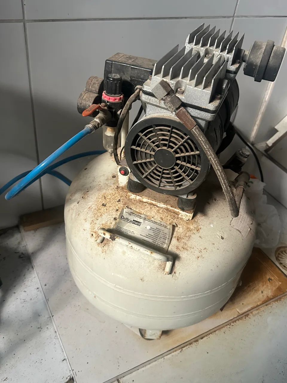 CADEIRA ODONTOLÓGICA E COMPRESSOR - Foto 2