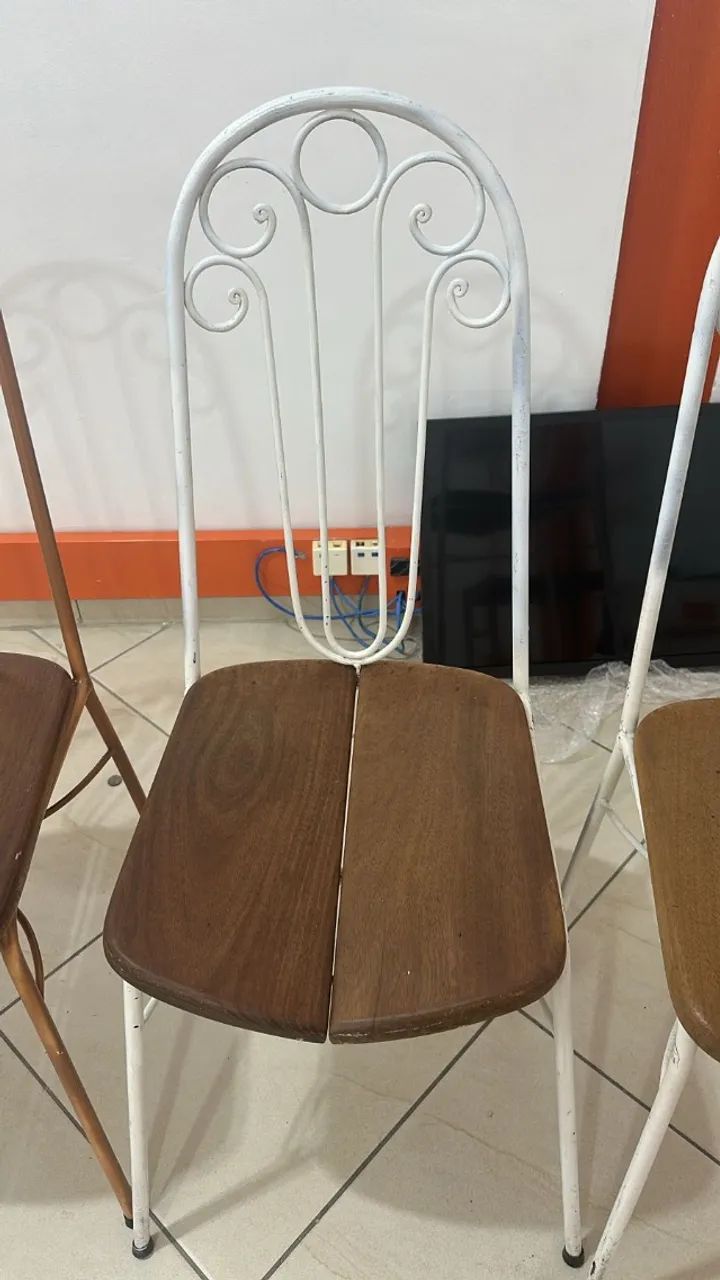 Conjunto com 4 Cadeiras Vintage em Ferro e Madeira - Estilo Retrô e Elegante - Foto 4